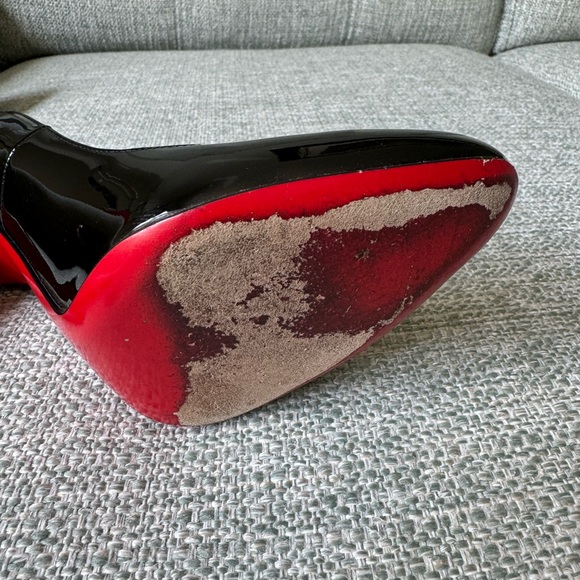 Classic Louboutin black patent heels. Size 38. - Picture 14 of 14